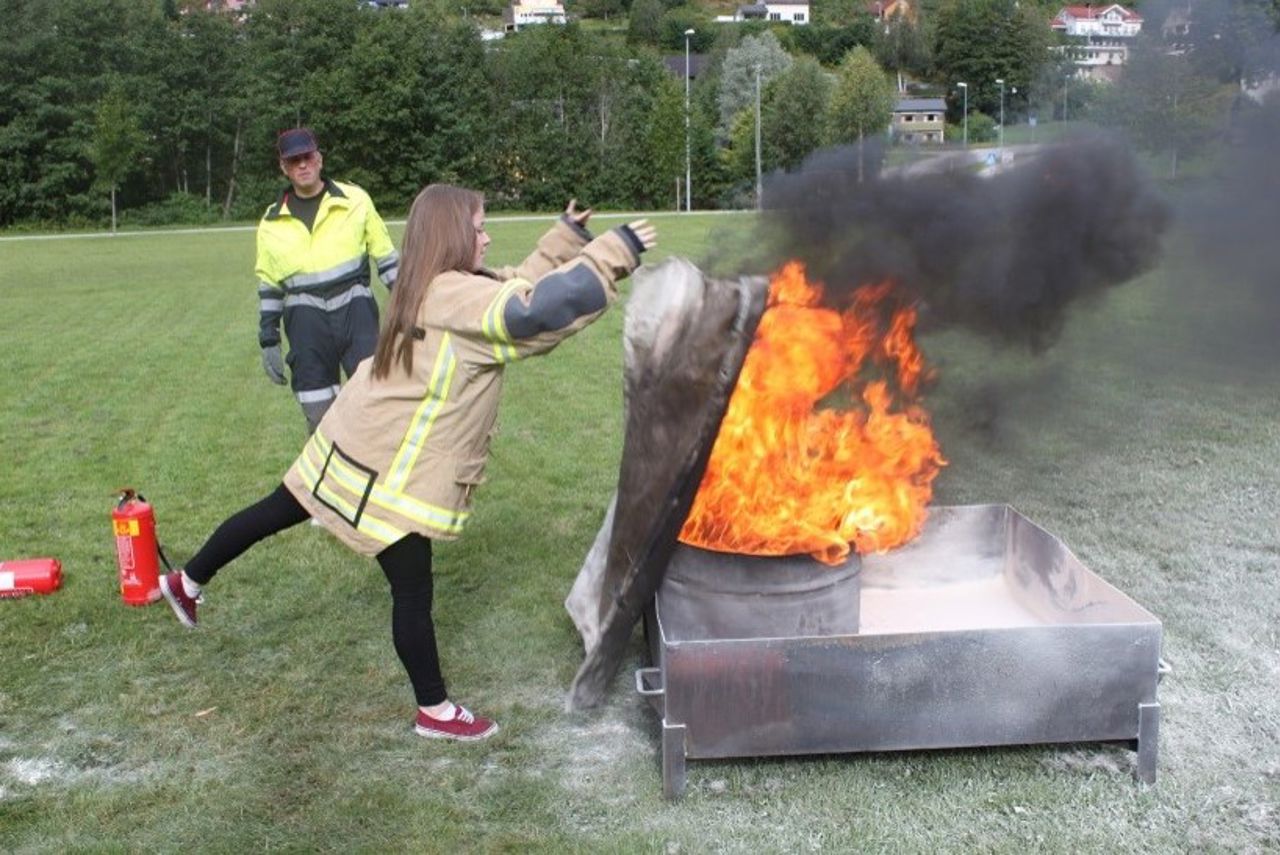 Elev prøver å slokke brann.  Foto: Stryn vgs