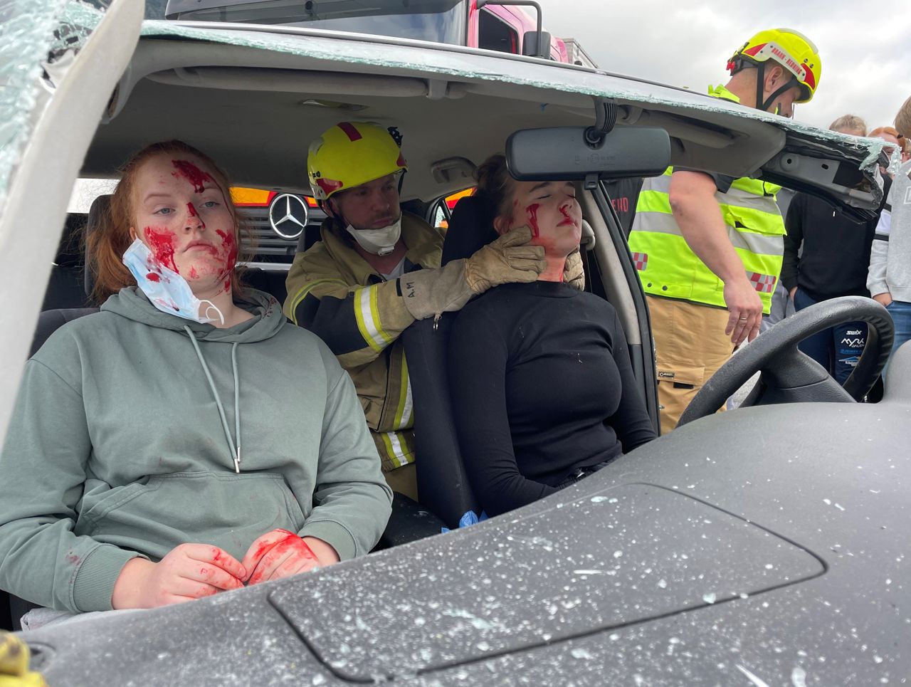 Elevar er statistar i simulert bilulukke. Foto: Stryn vgs