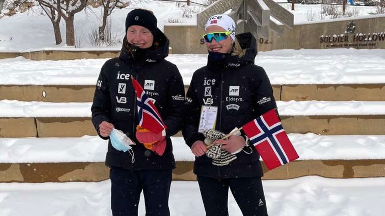 Bilde av Maren Hjelmeset Kirkeeide og Emilie Flo Stavik, deltakarar i junior-VM skiskyting Foto: Vidar Stavik