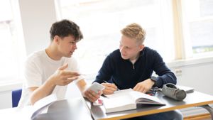 To elevar som reknar. Foto: Reed foto