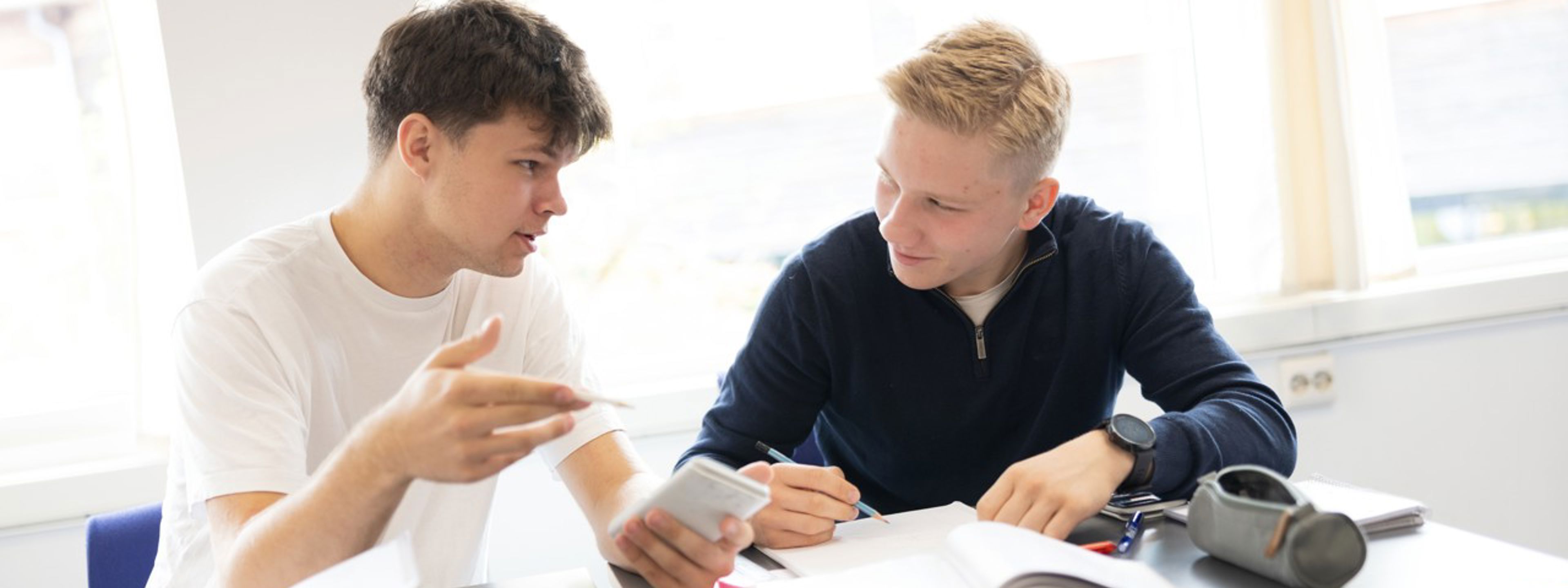 To elevar som reknar. Foto: Reed foto