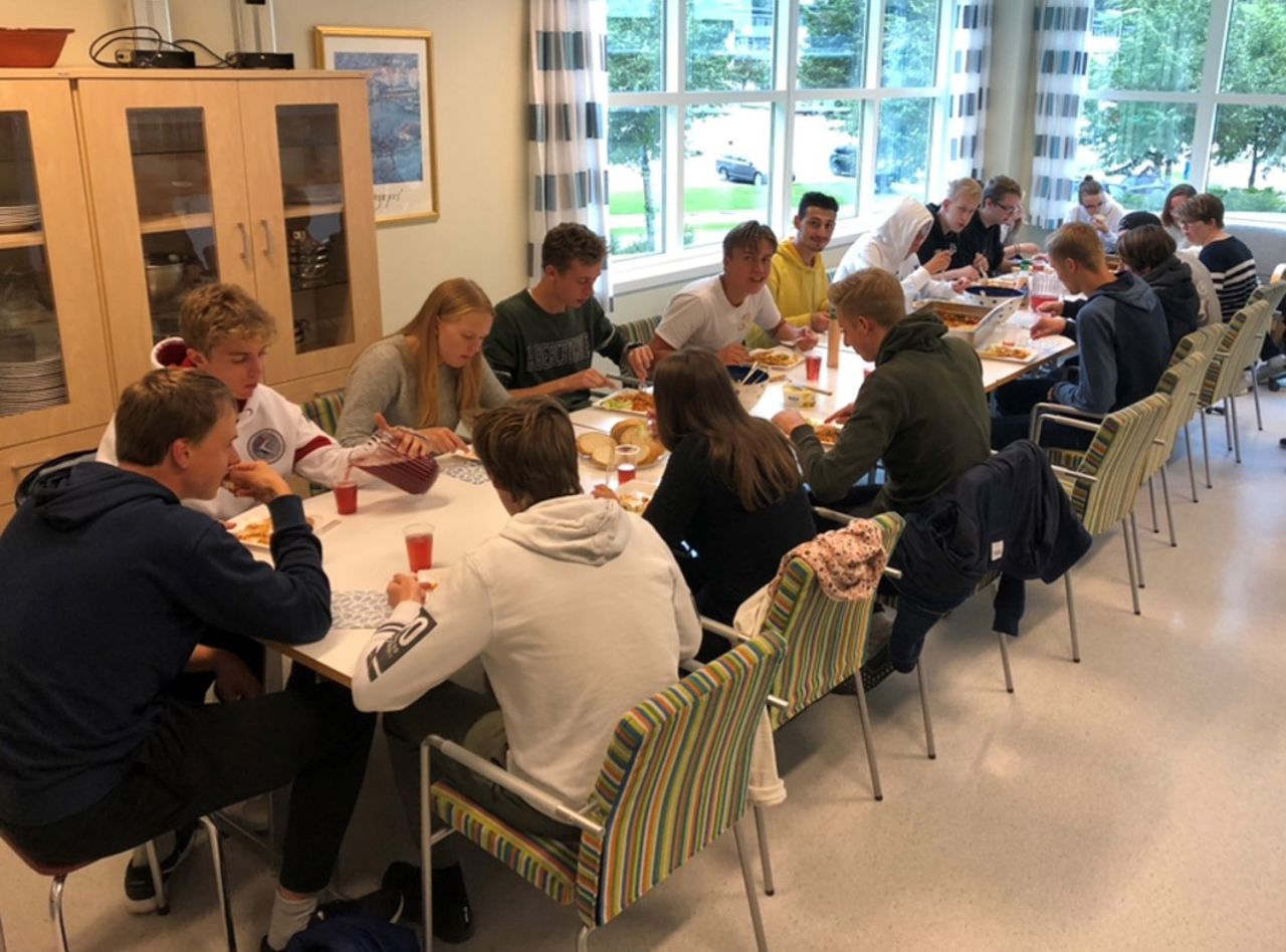 Nokon av hybelbuarane våre et middag i lag. Foto: Stryn vgs