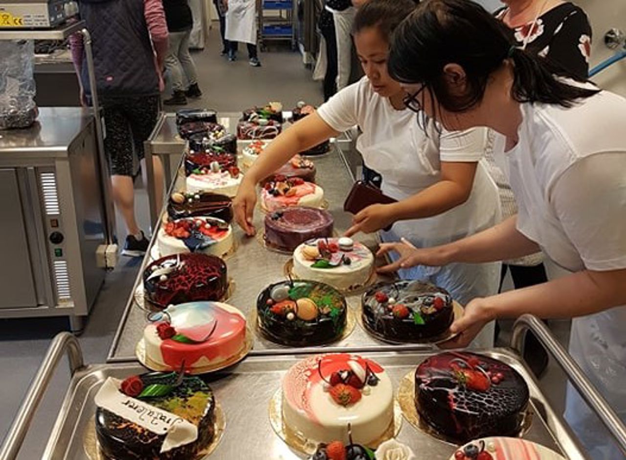 Bilde av kaker produsert på kakekurs.  Foto: Stryn vgs