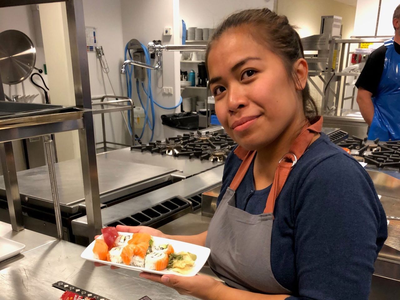 Recheal har laga sushi på storkjøkkenet. Foto: Stryn vgs